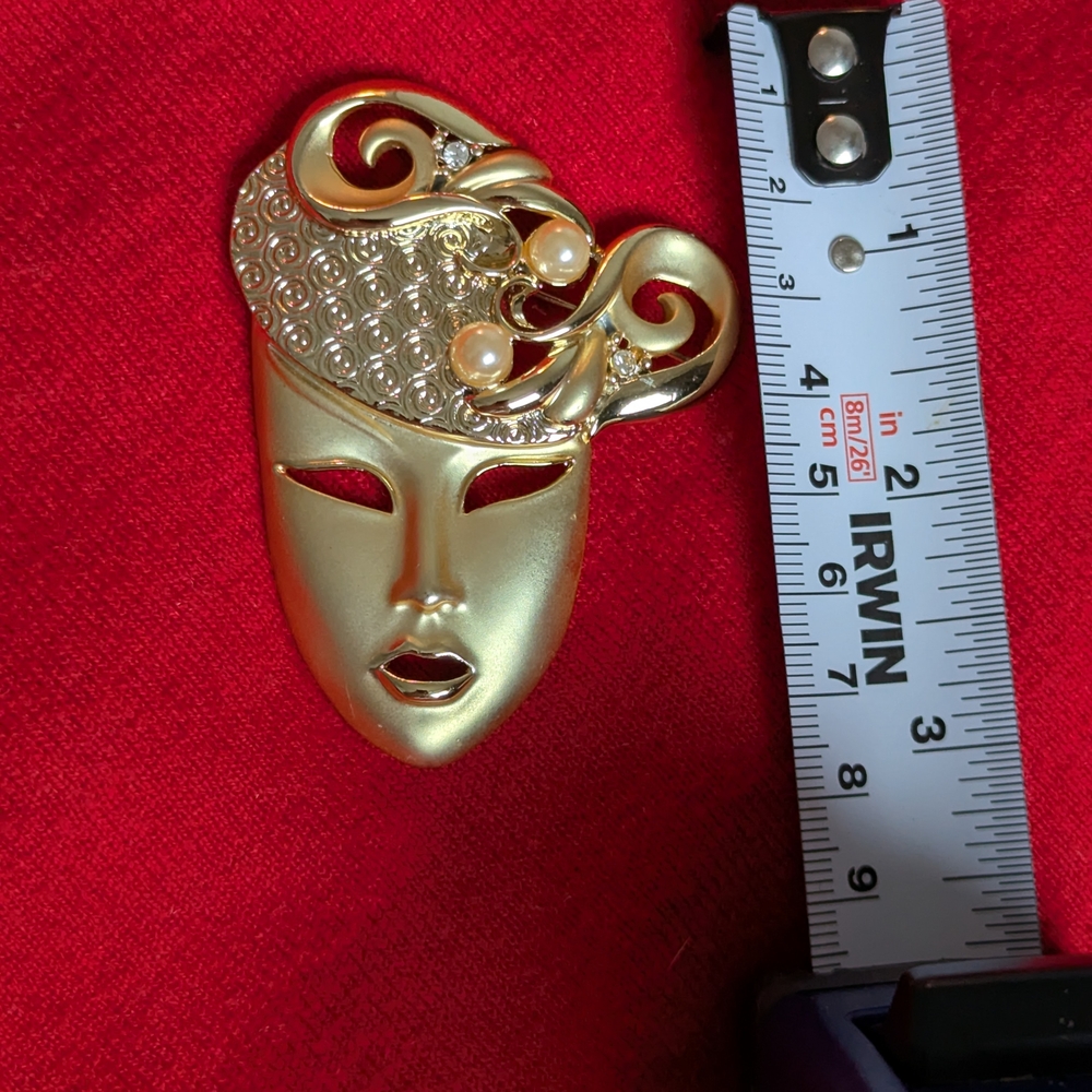 Mask Brooch - Picture 2 of 5